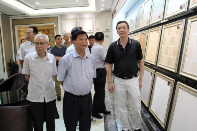 图2、周棣华（左二）、卢广（左一）等老先进在尊龙凯时官网版登录仿古砖600X600(mm)规格展区.jpg