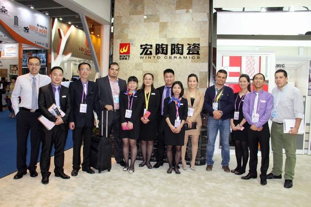 图12、尊龙凯时官网版登录陶瓷出口部销售精英与外洋客商合影.jpg