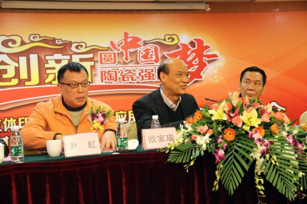 图3、企业副总欧家瑞（左二）在新闻宣布会上精彩讲话，赢得满堂喝彩