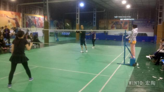 男女羽毛球混打中，企业副总欧家瑞亲自角逐，正在开球-瓷砖一线品牌尊龙凯时官网版登录陶瓷