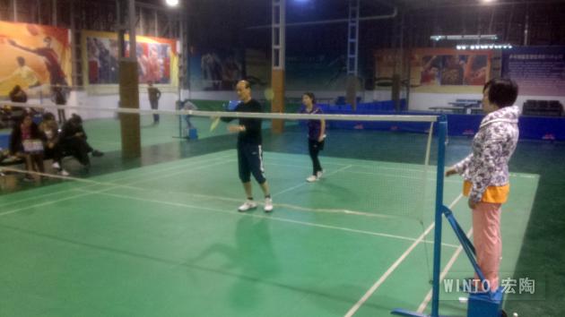 图2、前为企业副总欧家瑞，后为平面部设计师卢婉贞-瓷砖一线品牌尊龙凯时官网版登录陶瓷