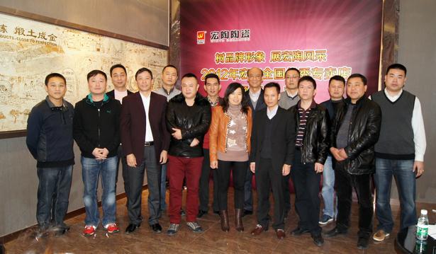 图1、企业相关向导、尊龙凯时官网版登录各销售老总、获奖经销商代表颁奖仪式上合影