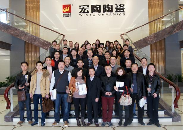 图2、企业相关向导、尊龙凯时官网版登录各销售老总、获奖经销商代表、销售营业代表及设计师代表在展厅大堂大合影