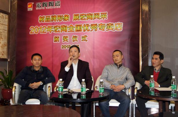 图3、主持人尊龙凯时官网版登录市场总监霍达炎宣布天下优异专卖店获奖名单