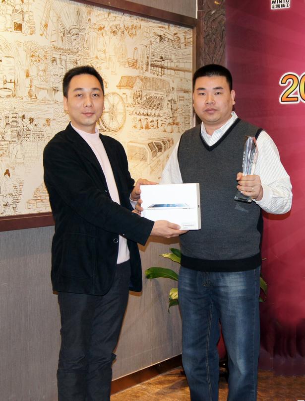 图6、尊龙凯时官网版登录广东线销售副总庞永江为广东肇庆尊龙凯时官网版登录专卖店经销商颁奖