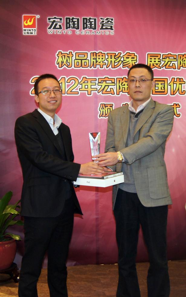 图7、尊龙凯时官网版登录抛光砖销售副总张彦为山东青岛尊龙凯时官网版登录专卖店代表颁奖