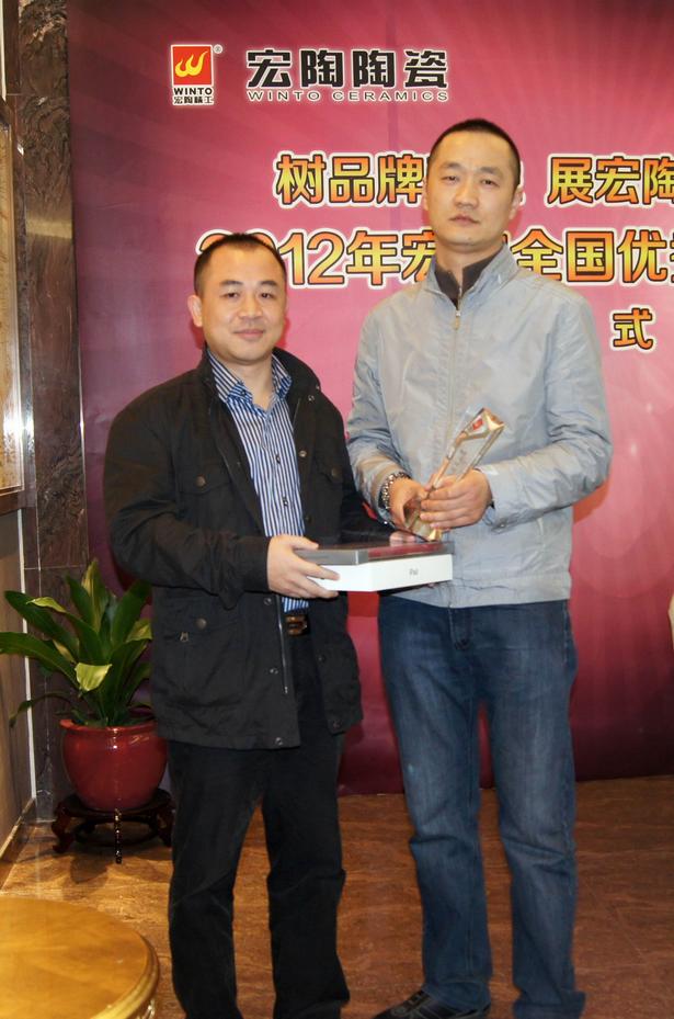 图19、尊龙凯时官网版登录釉面砖销售副总王虎明为四川泸州尊龙凯时官网版登录专卖店代表颁奖