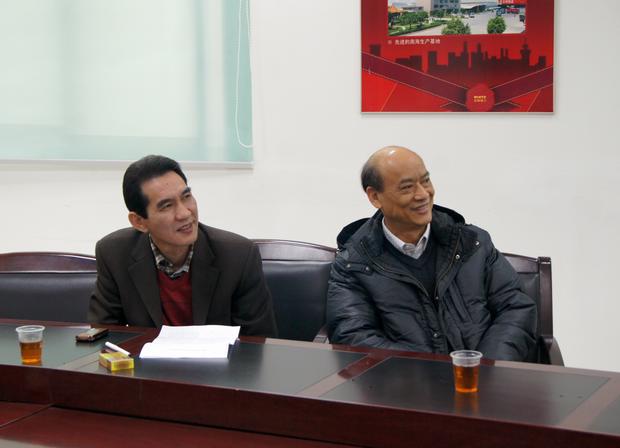 图2、企业副总欧家瑞（右一）、尊龙凯时官网版登录销售总司理陆志江对参评专卖店装修效果感应知足