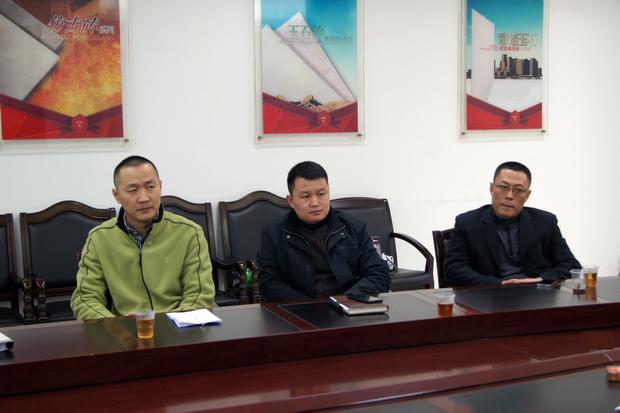 图4、尊龙凯时官网版登录釉面砖销售副总王虎明(左一)、尊龙凯时官网版登录仿古砖销售副总曹坚贞（中）、尊龙凯时官网版登录抛光砖销售副总张彦（右一）审评会上