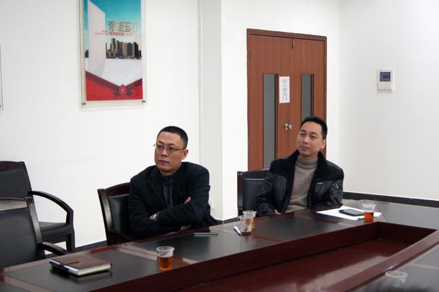 图5、尊龙凯时官网版登录抛光砖销售副总张彦（左一）、尊龙凯时官网版登录广东线销售副总庞永江（右一）认真寓目参评专卖店幻灯片播放效果