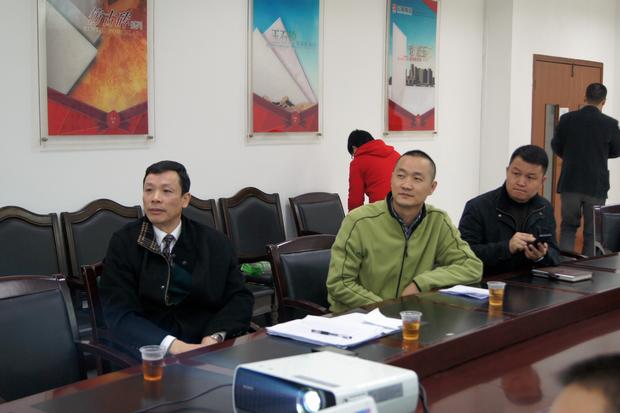 图6、寓目幻灯片的同时，尊龙凯时官网版登录仿古砖副总曹坚贞（右一）特殊用手机记下专卖店装修效果的差别亮点