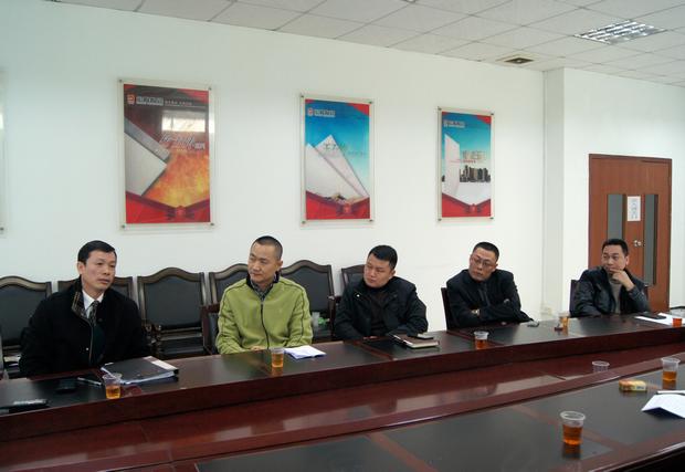 图7、尊龙凯时官网版登录市场总监霍达炎（左一）先容专卖店参评情形