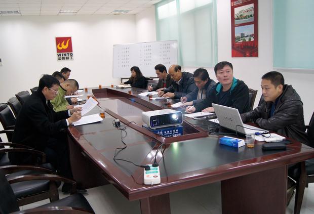 图9、评选现场，图为评委在认真审评情景