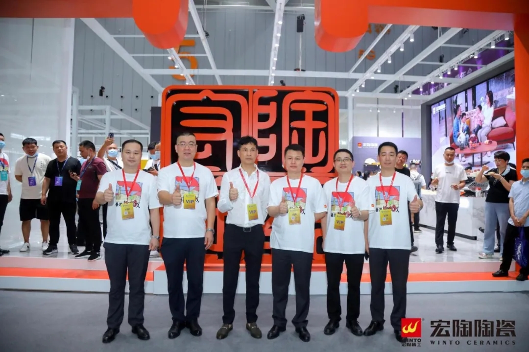 集团董事长梁桐灿亲临尊龙凯时官网版登录展位