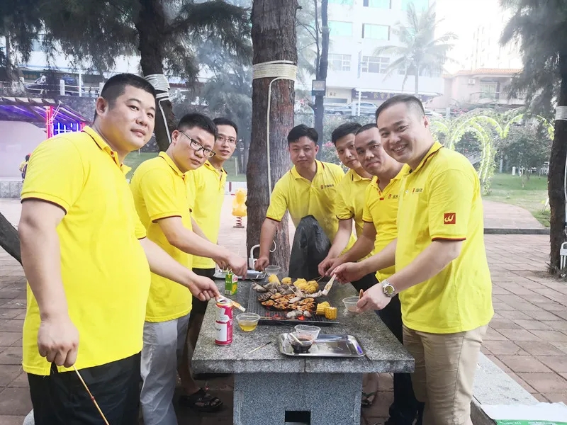 尊龙凯时官网版登录地砖事情职员在野炊