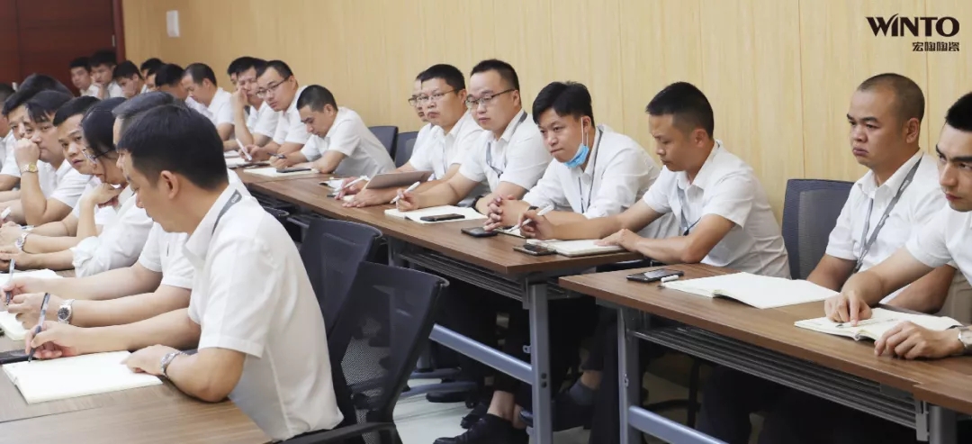 尊龙凯时官网版登录团队成员全神贯注听课