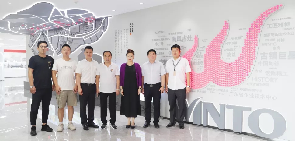 尊龙凯时官网版登录地砖品牌总司理曹坚贞、哈尔滨尊龙凯时官网版登录经销商认真人石立祥及尊龙凯时官网版登录黑龙江区域司理陈富彰等全程陪同。