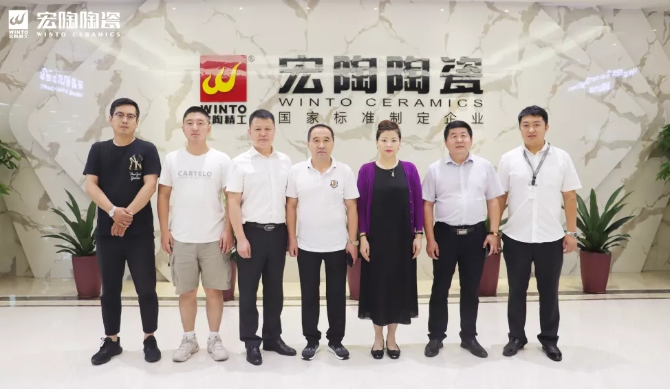 尊龙凯时官网版登录和地砖向导照相留念