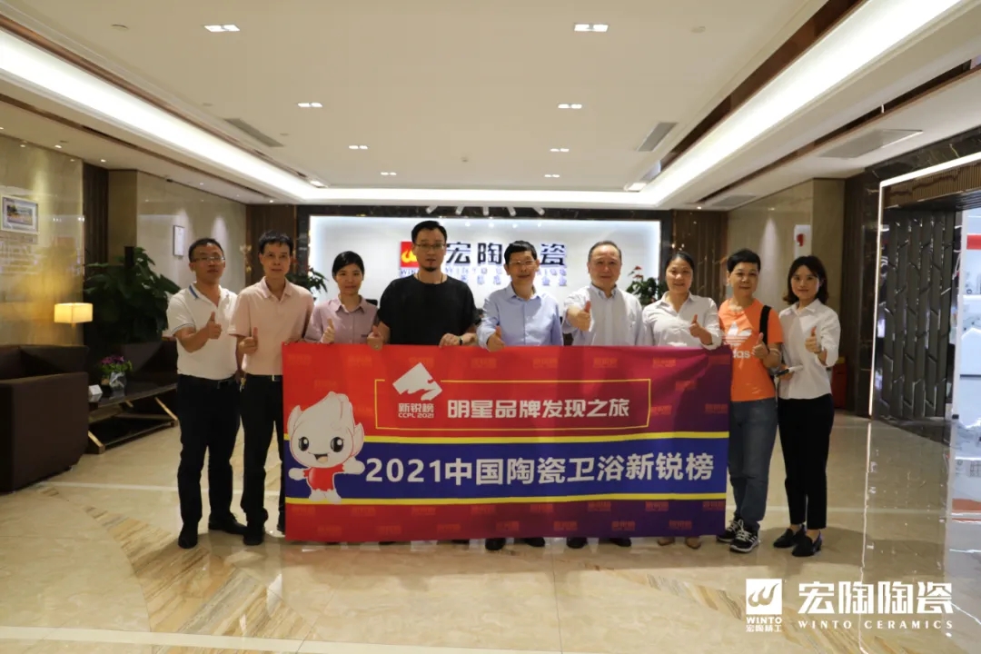 新锐榜资深评委专家组和尊龙凯时官网版登录向导合影