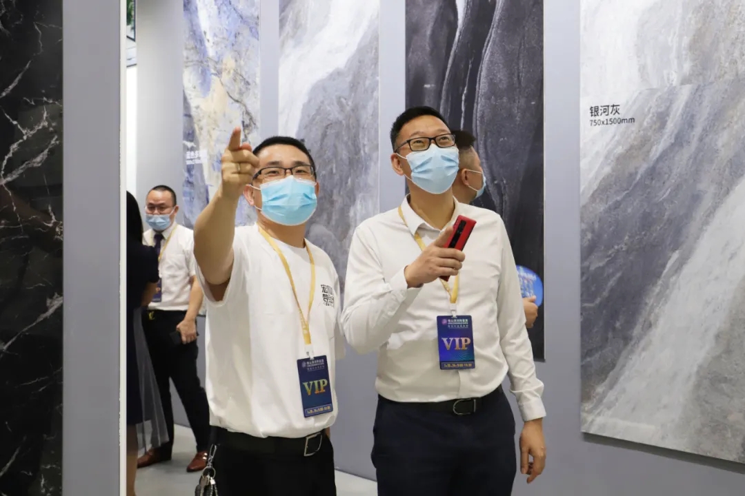 集团董事长梁桐灿、集团向导及尊龙凯时官网版登录陶瓷高层等打卡“尊龙凯时官网版登录梦工厂”图