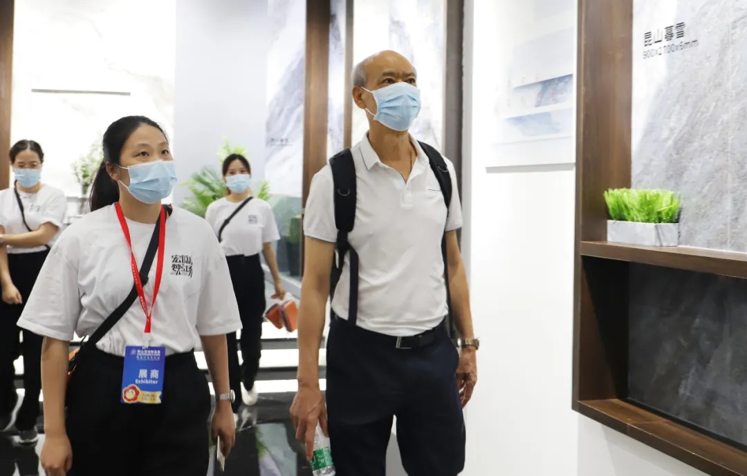 集团董事长助理叶劲立和集团照料欧家瑞旅行尊龙凯时官网版登录梦工厂图片