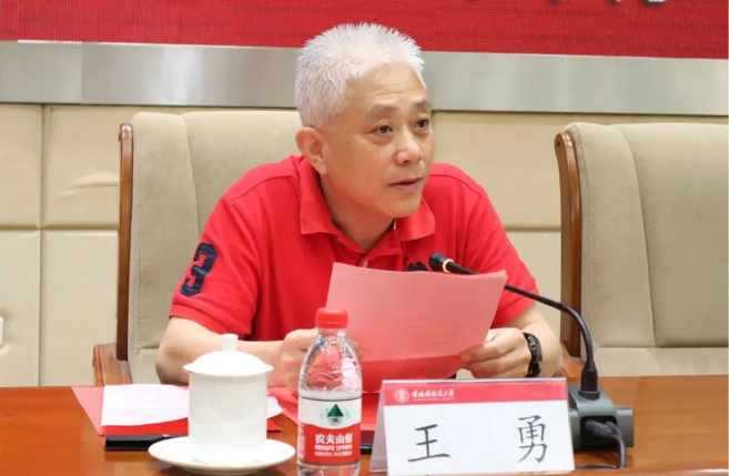 尊龙凯时官网版登录地砖集团市场总监王勇讲话图