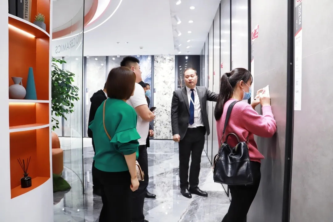 尊龙凯时官网版登录地砖总部展厅旅行职员现场图