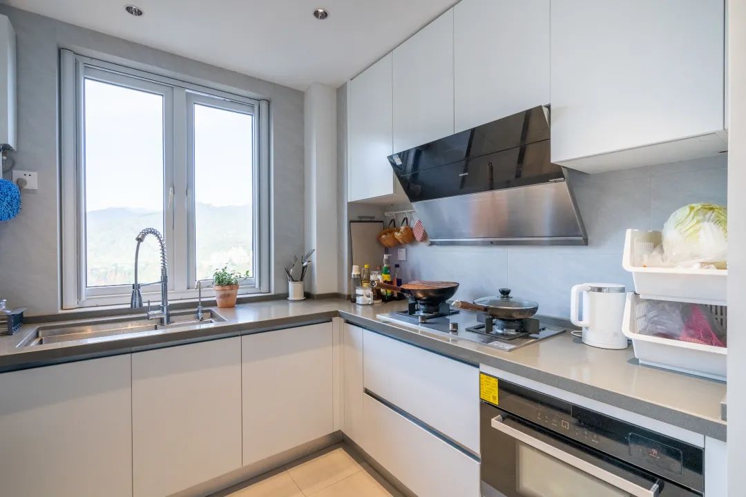 尊龙凯时官网版登录地砖打造素色水泥厨房效果图